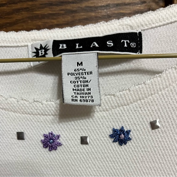 BLAST white medium top w/embellishment of flowers & silver accents, smoke free - Picture 2 of 5